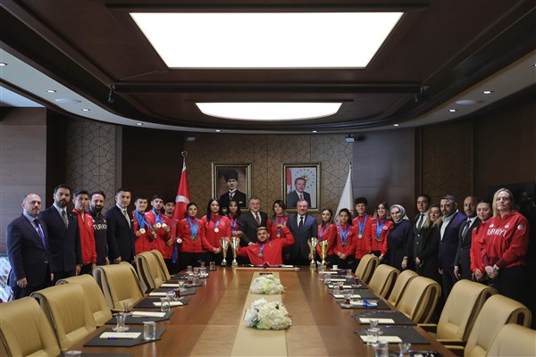 Bakan Bak, Para Atletizm Milli Takımını kabul etti