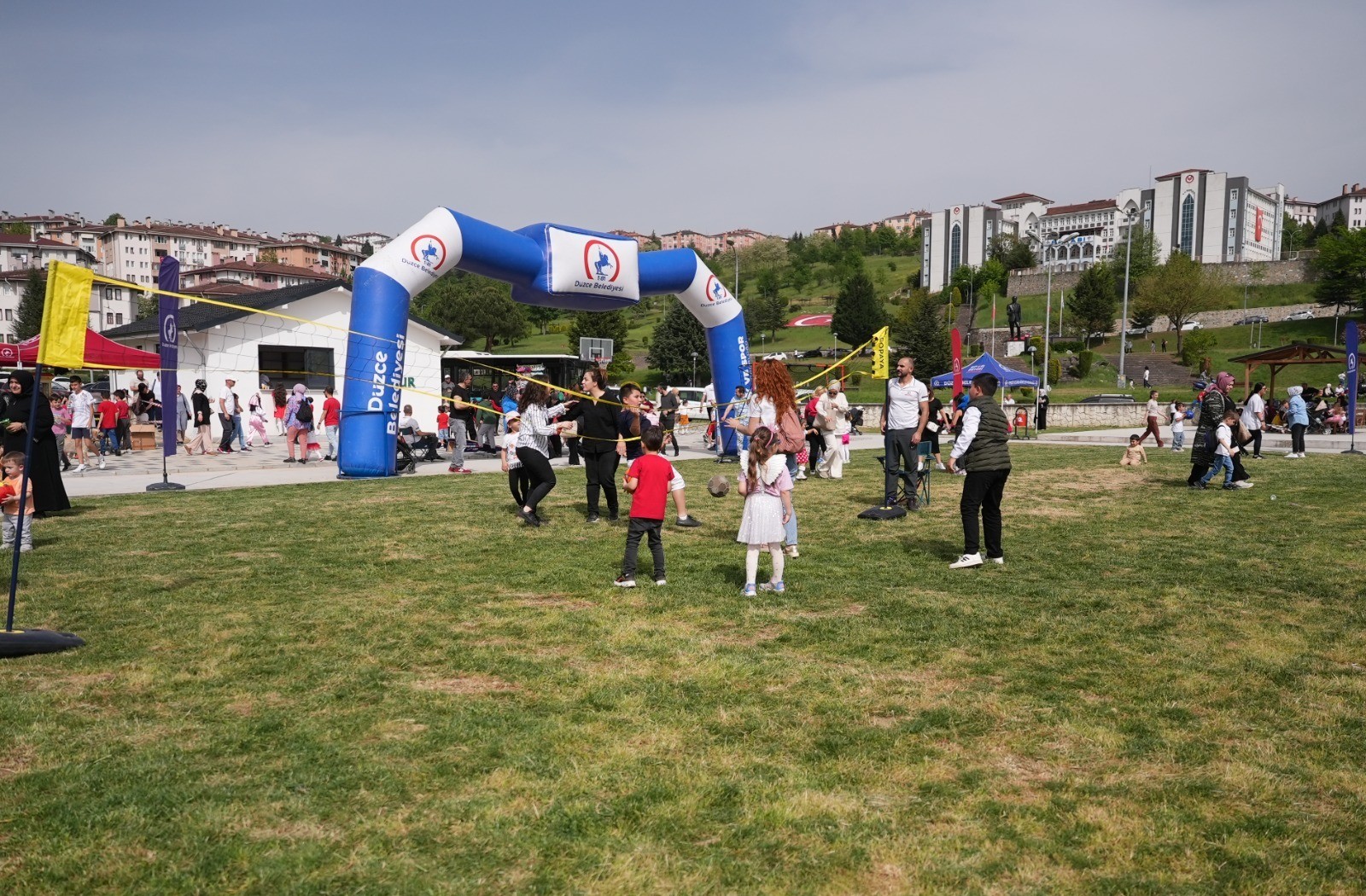 Düzce’de 23 Nisan için oyun alanları kuruluyor