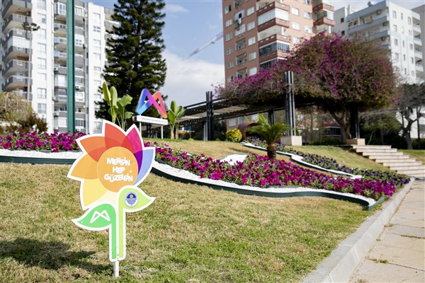 Mersin rengarenk çiçeklerle düzenlendi