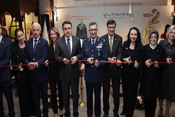 Başkan Kahveci, “Sanatın Buluştuğu Nokta: Kütahya” sergisinin açılışına katıldı