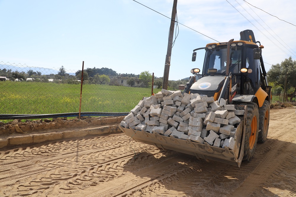 Menderes’te yol yapım çalışmaları sürdürülüyor