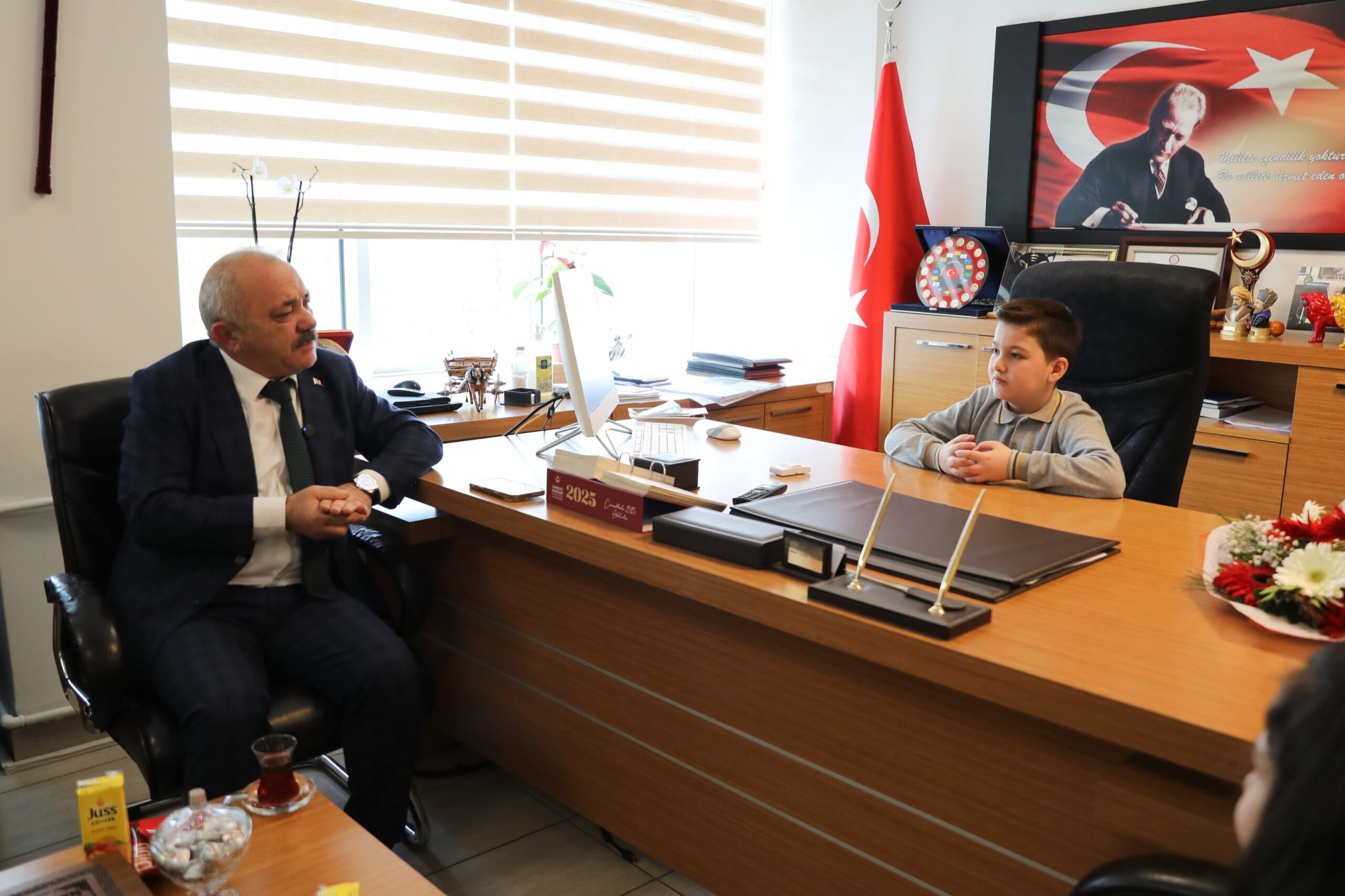 Çankırı Belediye Başkanı Esen, 23 Nisan dolayısıyla koltuğunu öğrencilere devretti