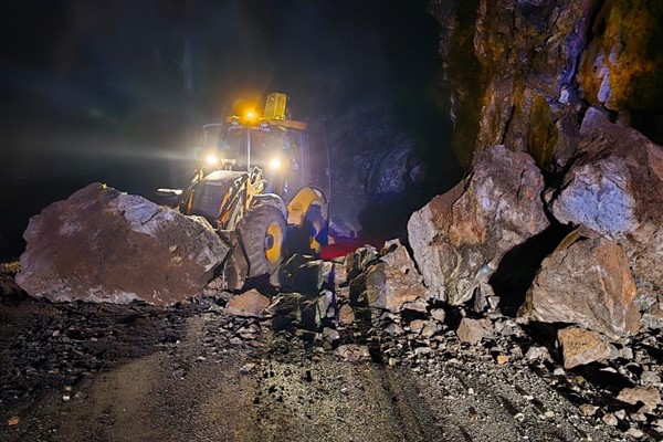 Heyelan nedeniyle kapanan Taşatan yolu ulaşıma açıldı
