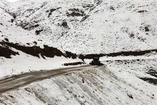 Diyarbakır Büyükşehir Belediyesi’nden kırsal mahalle yollarında kar temizliği