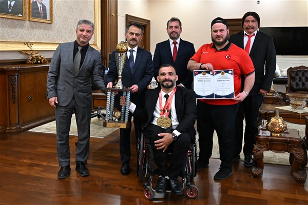 Vali Aktaş, şampiyon Kocaeli Engelliler Basketbol Spor Kulübünü kabul etti