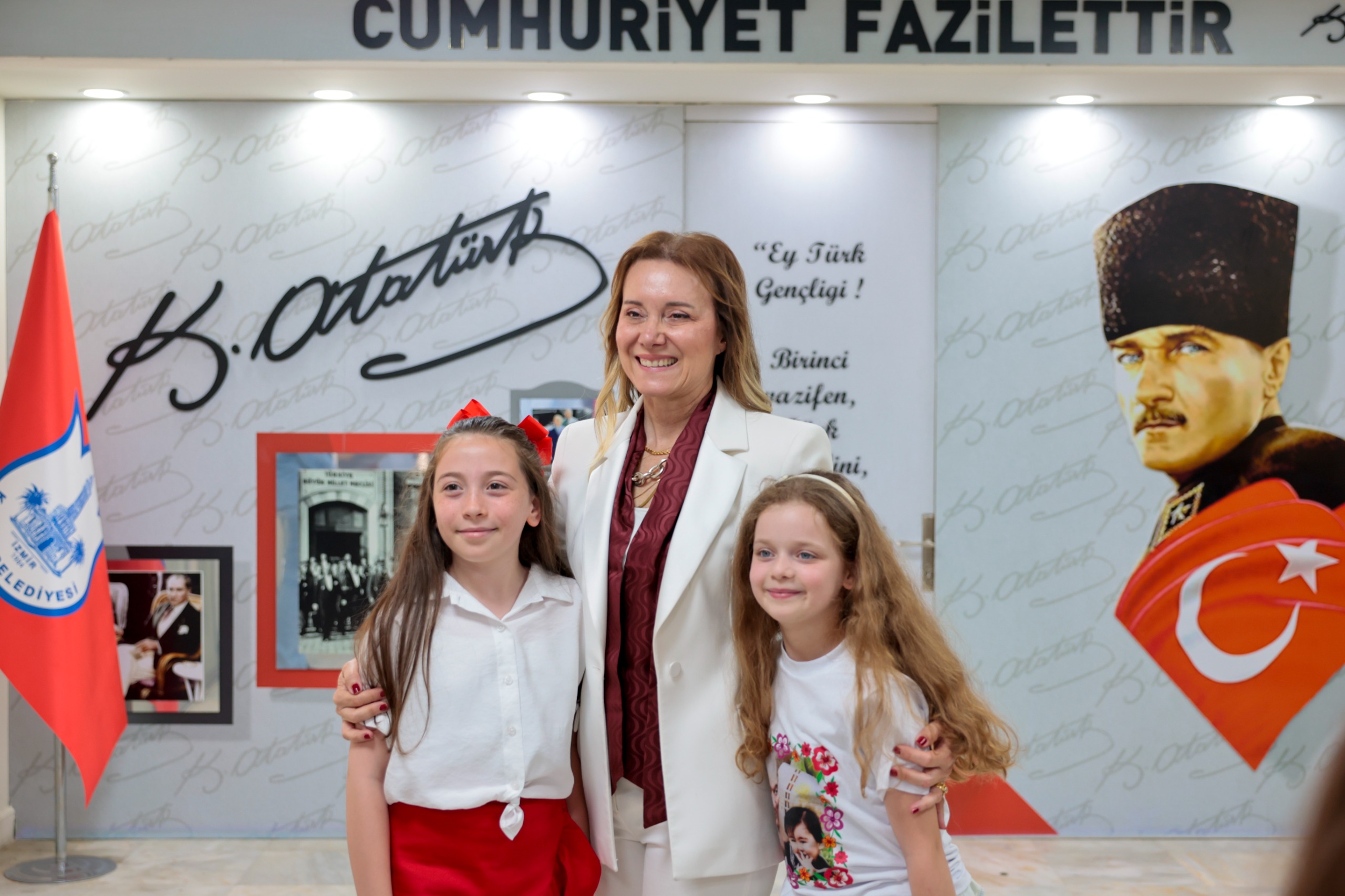 Konak Belediye Başkanı Mutlu, 23 Nisan dolayısıyla makamını çocuklara devretti