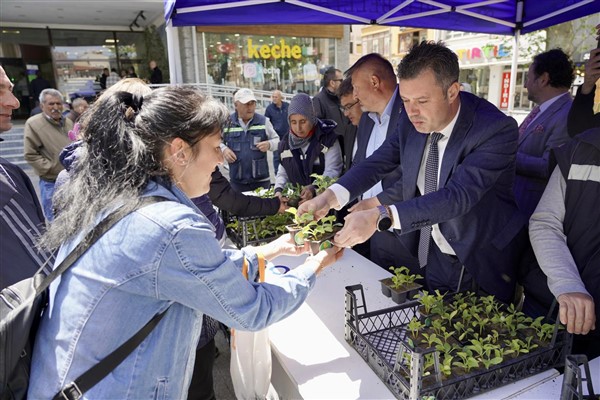 Çorlu Belediyesi’nden vatandaşlara Seymen kavunu fidesi