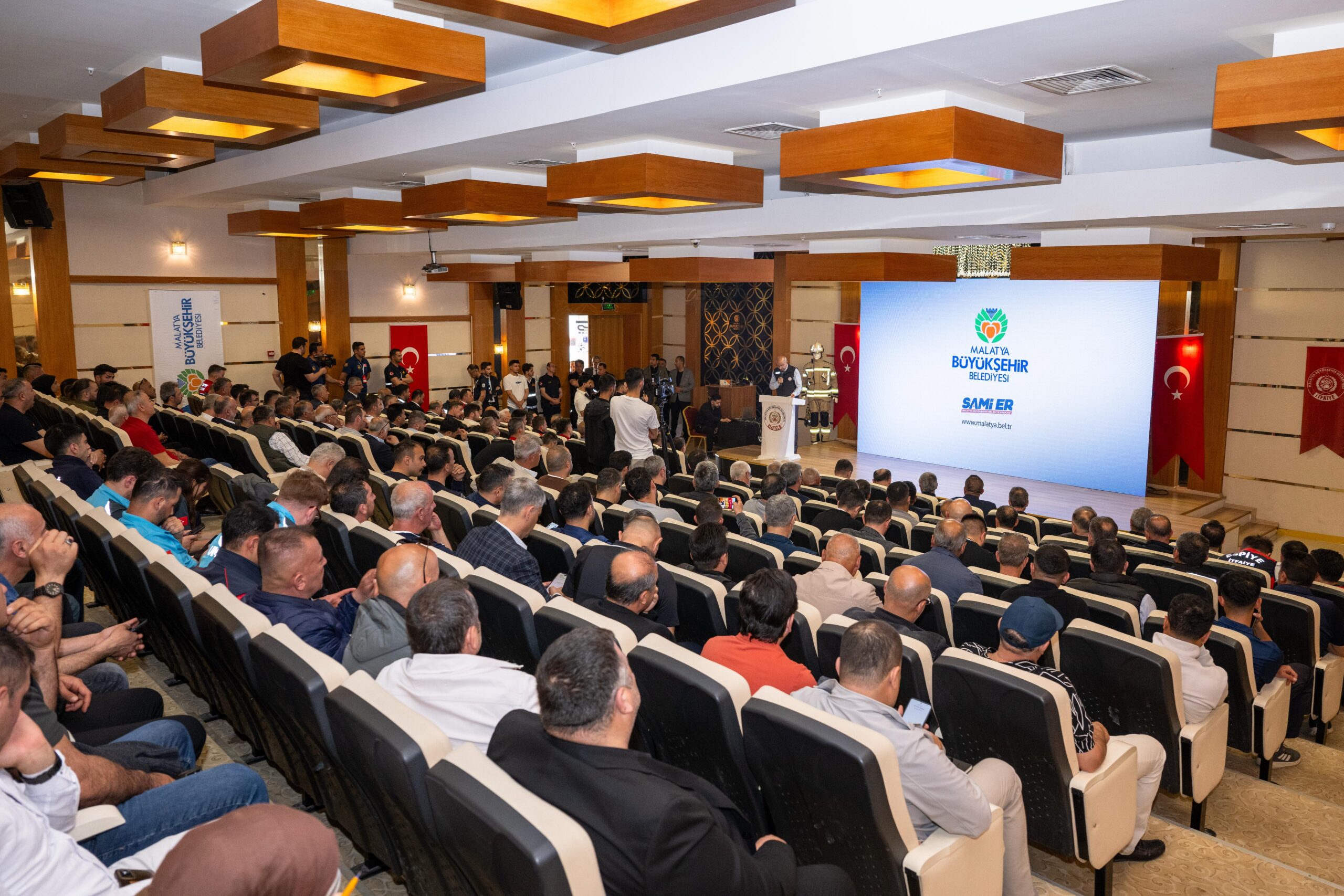 Malatya’da İtfaiye İstişare Toplantısı, İtfaiye Ekipmanlarının Tanıtım Programı düzenlendi