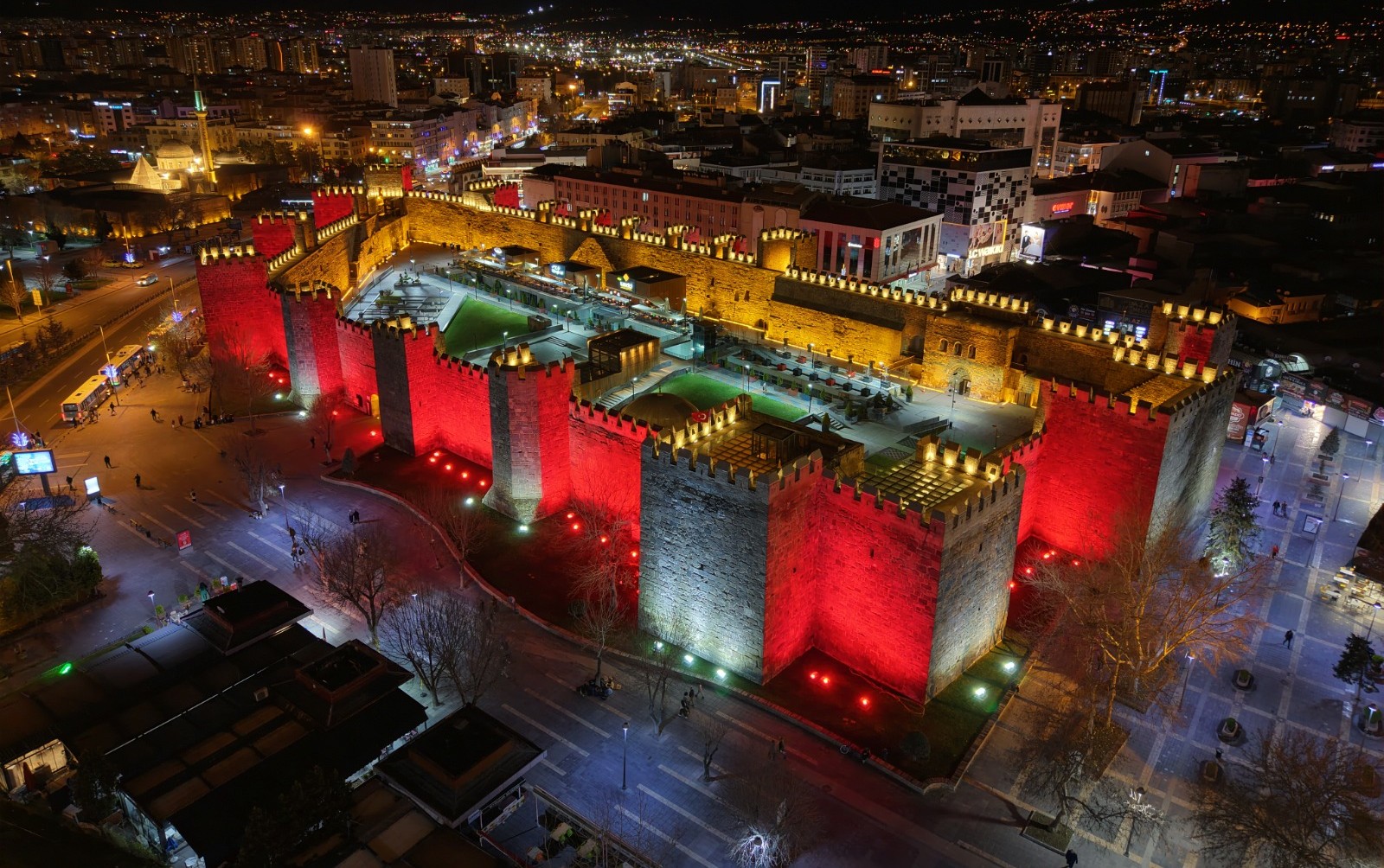 Kayseri Büyükşehir Belediyesi, meydanı otizm farkındalık rengi ile aydınlattı