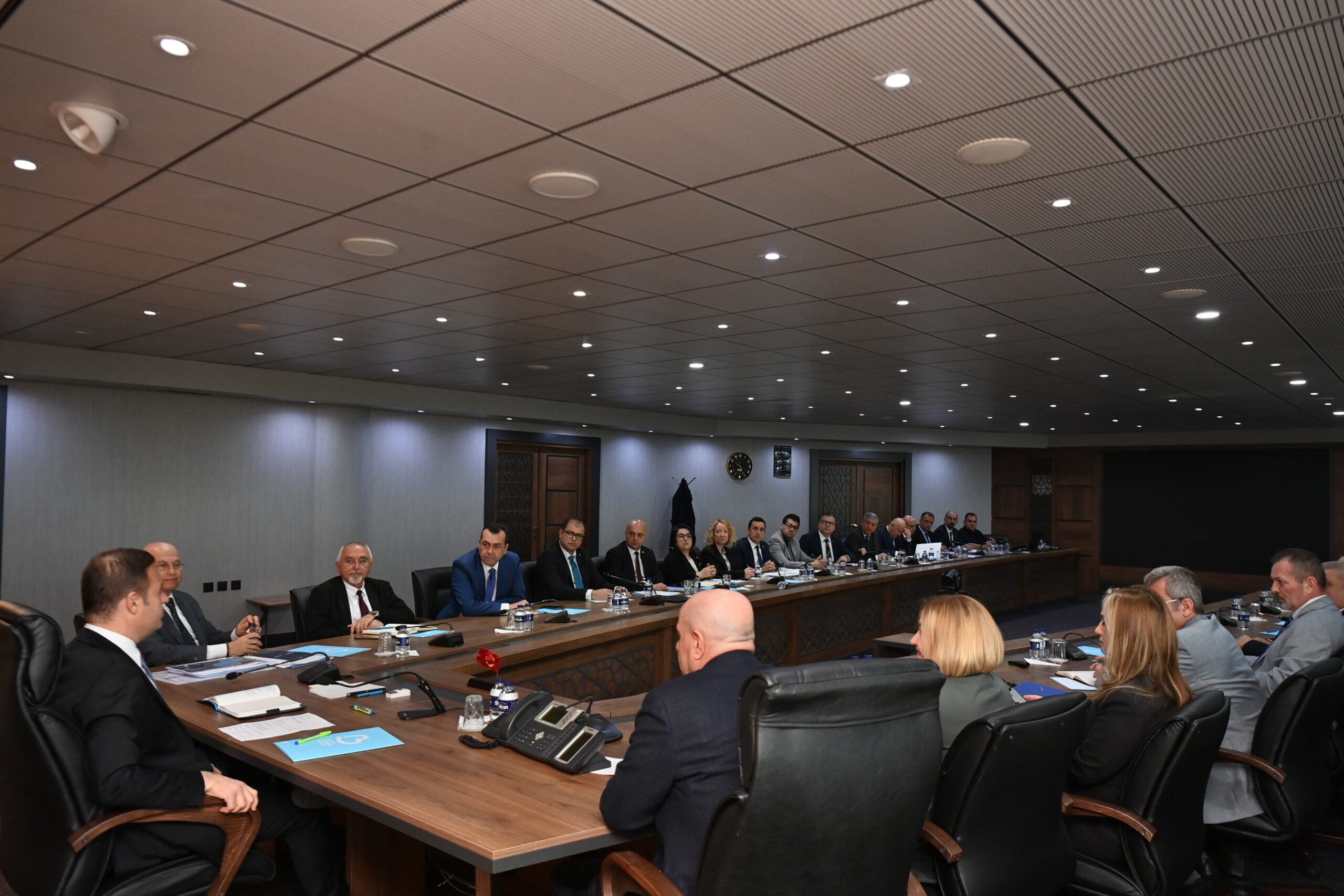 Balıkesir Büyükşehir Belediye Başkanı Akın, üst yönetimiyle toplantı gerçekleştirdi