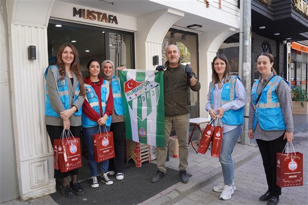 Mavi Yelekliler ekibi, esnafa Bursaspor bayrağı hediye etti
