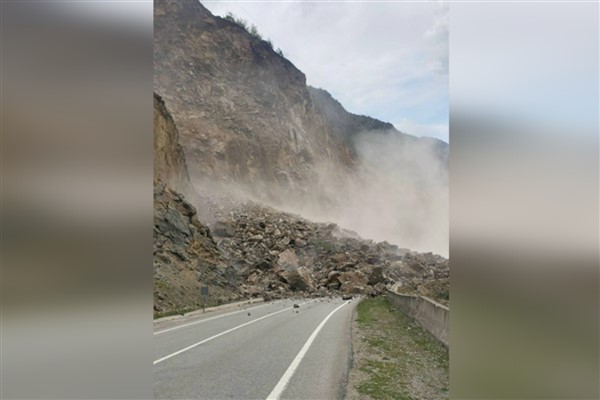 Heyelan nedeniyle Kürtün-Torul karayolu trafiğe kapandı