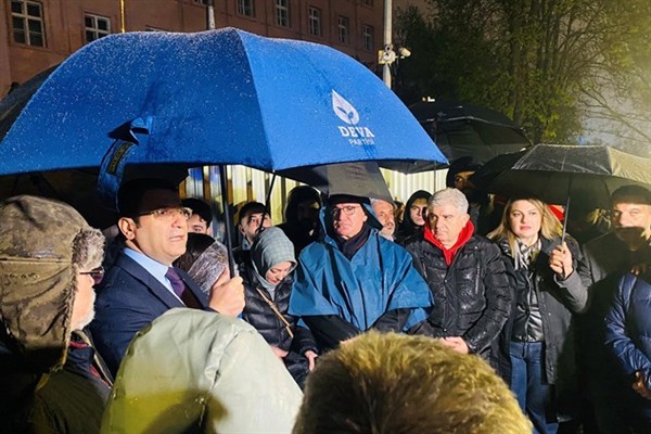 DEVA Partisi’nden gençler için tutulan Adalet Nöbeti’ne destek