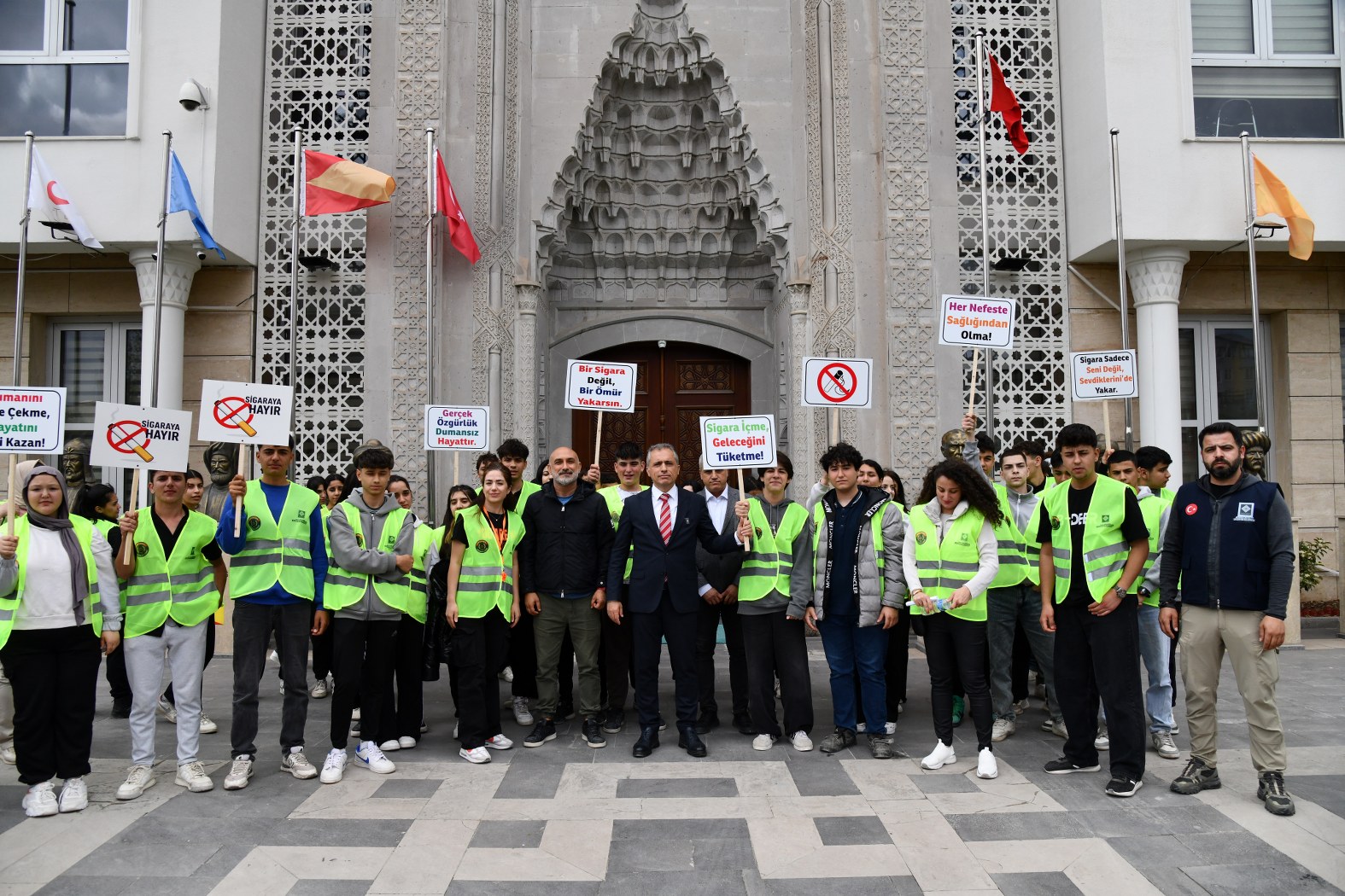 Başkan Çenet, öğrencilerle birlikte sigara izmariti topladı