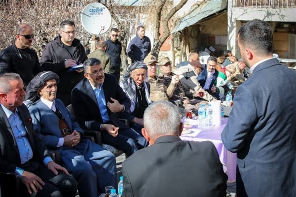 Hakkari Valisi Çelik, Aşağı Derecik Köyü’nü ziyaret etti