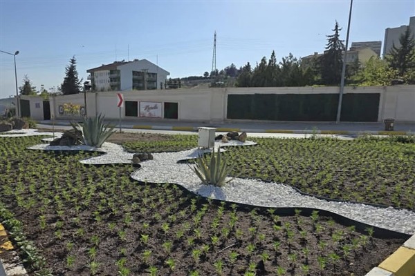 Mardin’de mevsimlik çiçek dikimi ve peyzaj düzenleme çalışmaları sürdürülüyor