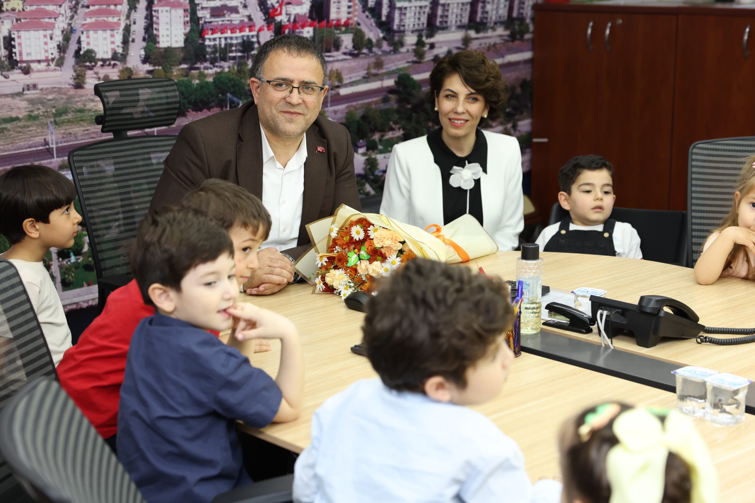 Derince Belediye Başkanı Gökçe, kreşlerden gelen öğrencileri makamında ağırladı