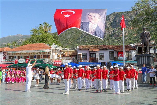 Kaş’ta 23 Nisan Ulusal Egemenlik ve Çocuk Bayramı törenle kutlandı