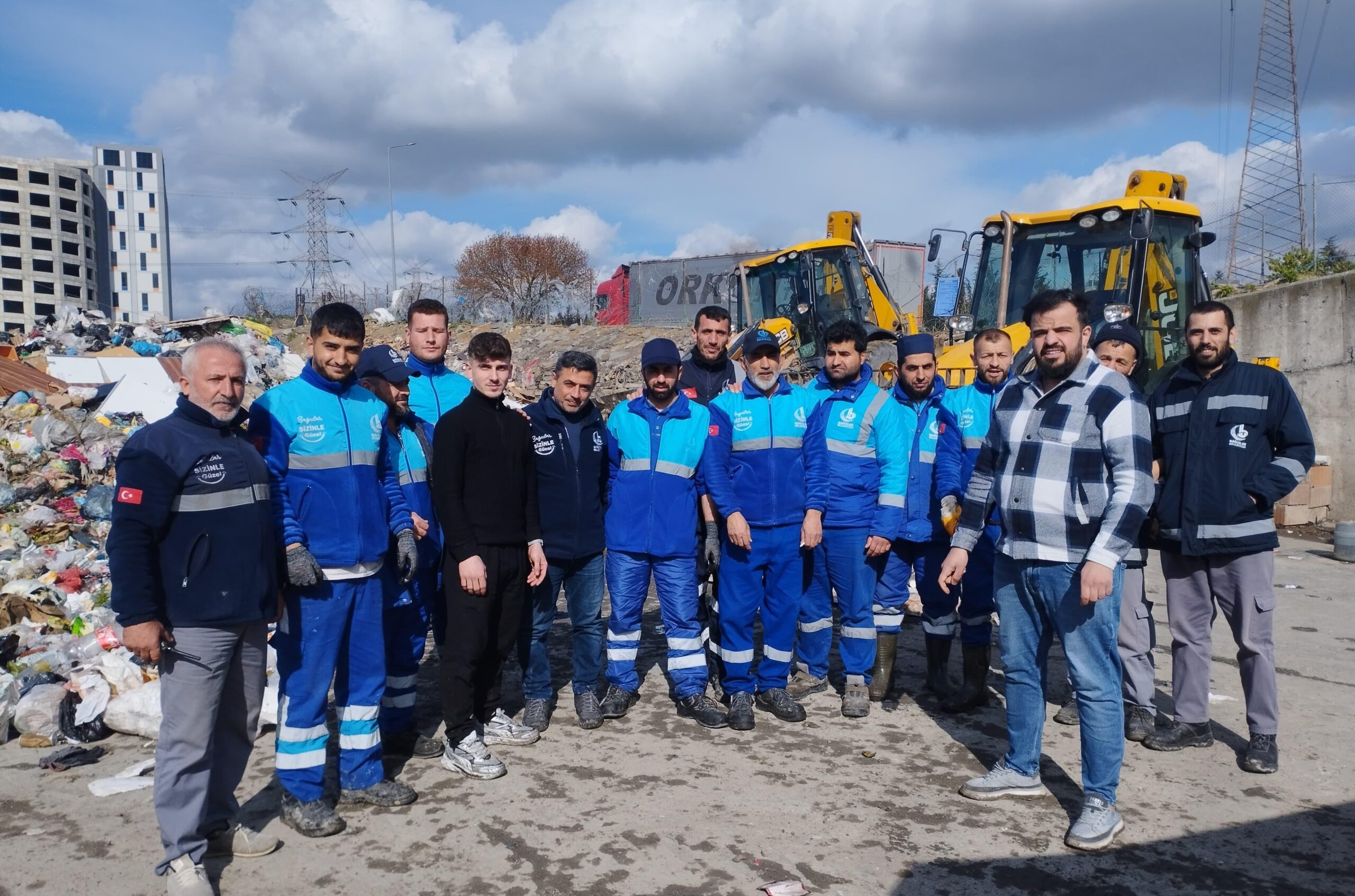 Bağcılar Belediyesi temizlik işçileri, 10 ton çöp içinde 100 bin TL’yi aradı