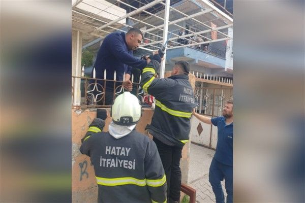 Hatay’da kolu demir korkuluklara saplanan çocuk kurtarıldı