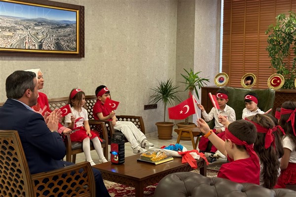 Başkan Çetinkaya, makamını çocuklara devretti