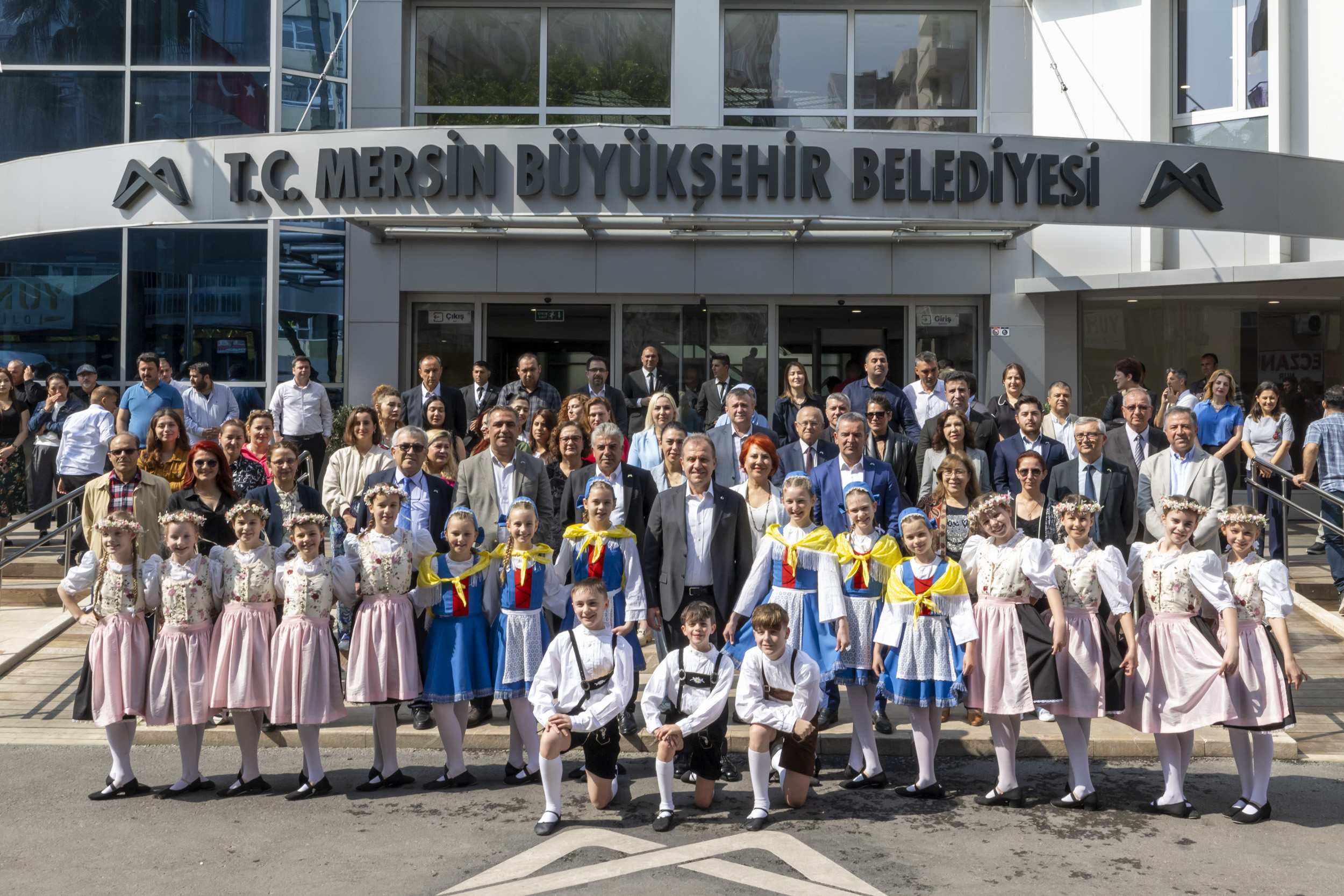 Berlin’den Mersin’e gelen çocuklardan Başkan Seçer’e ziyaret