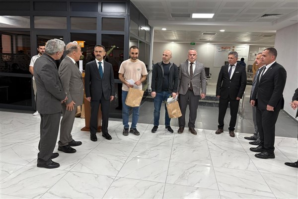 Kocaeli Valisi Aktaş, “1 Çocuk 1 Fidan Projesi” kapsamında fidanları ailelerine verdi