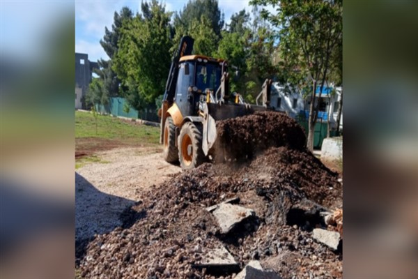 Eğil’de moloz temizliği çalışması