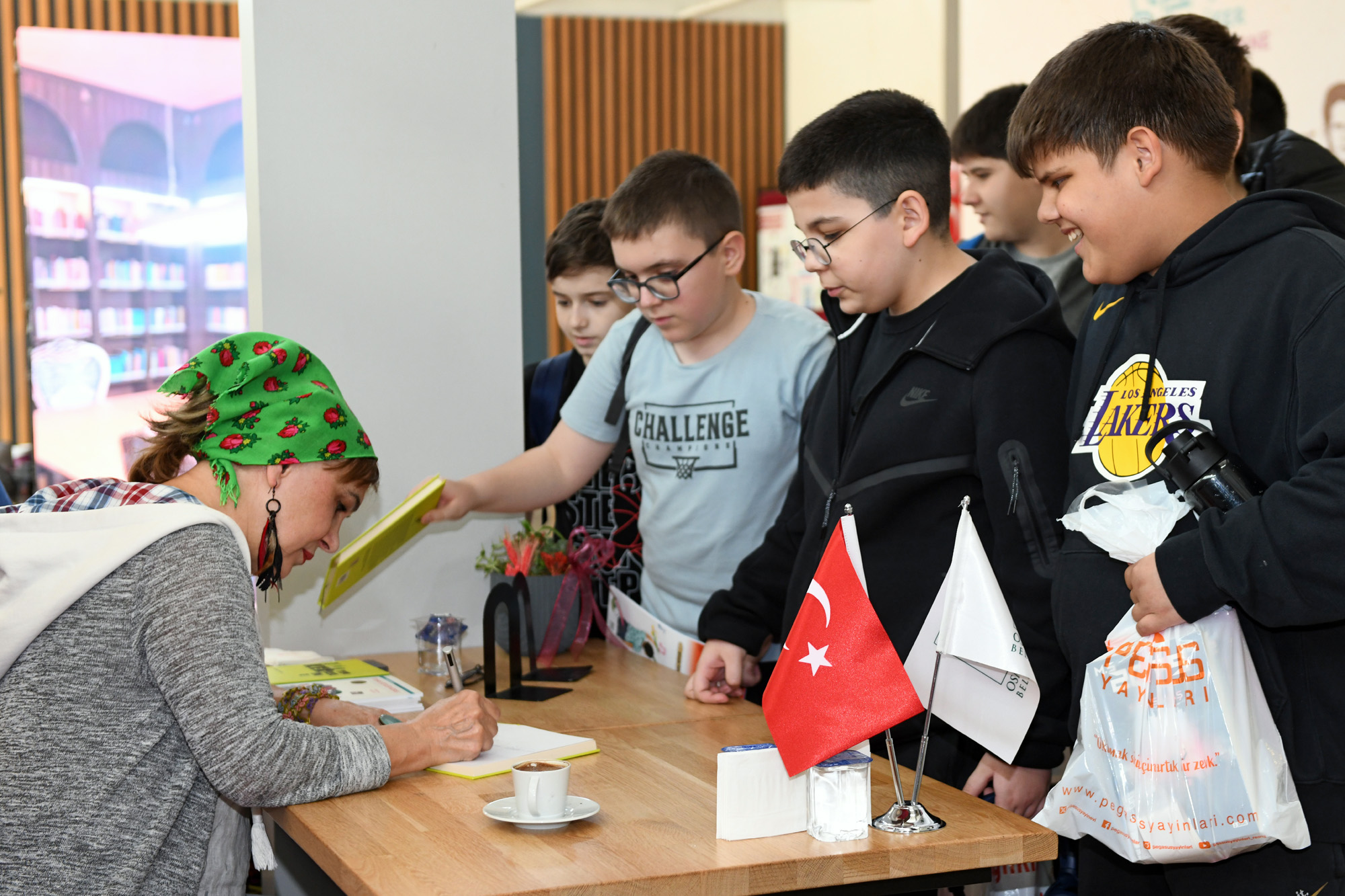 Yazar Halime Yıldız kitaplarını çocuk okuyucuları için imzaladı