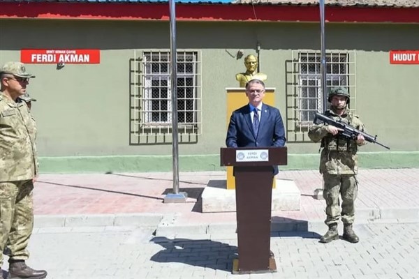 Van Valisi Balcı, Mehmetçikle bayramlaştı