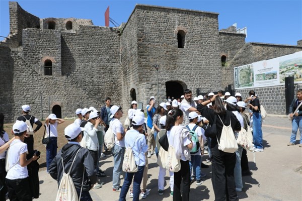 Çocuklar kentin tarihi mekanlarını gezdi