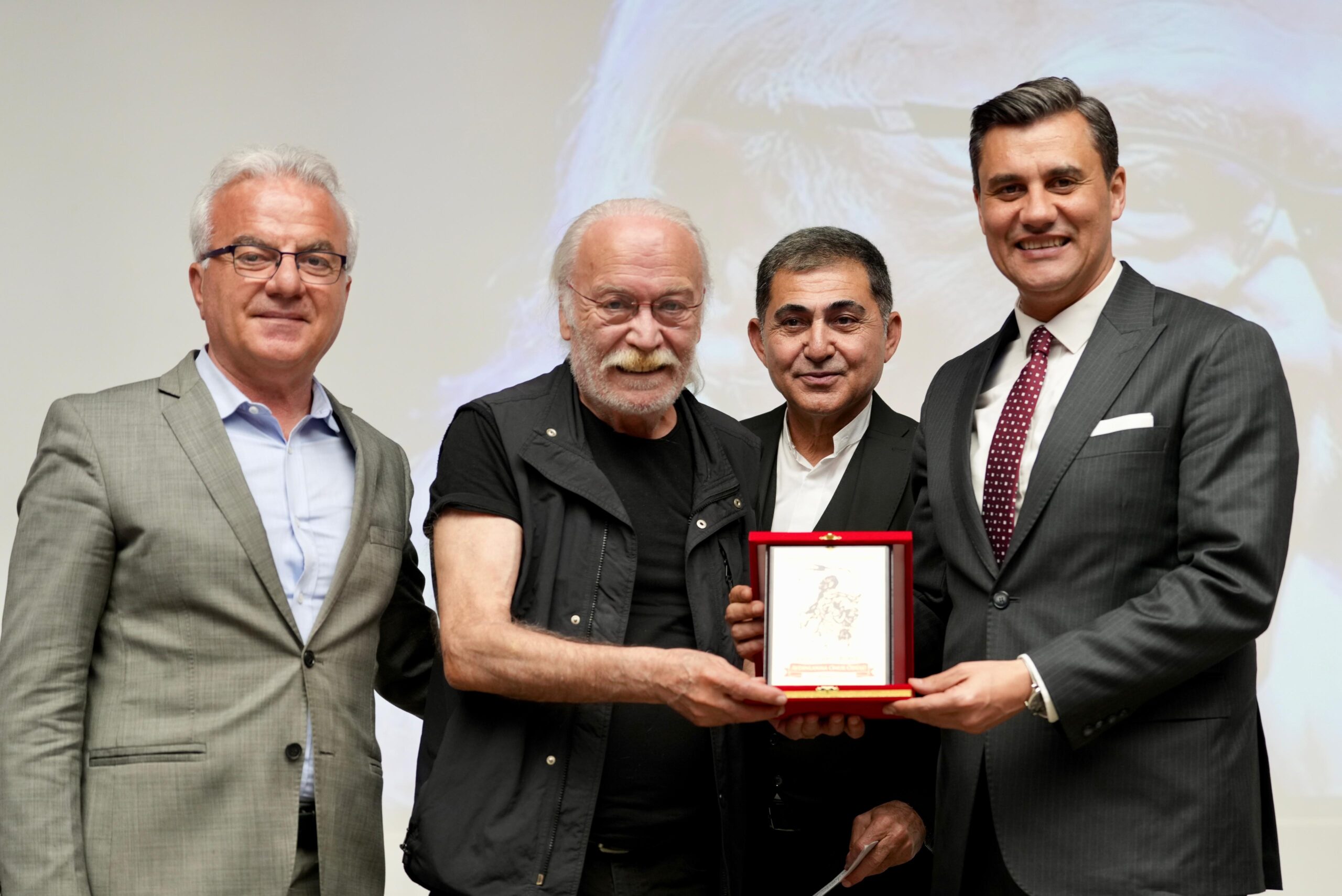 Aydınlanma Onur Ödülü bu yıl sanatçı Cahit Berkay’a verildi