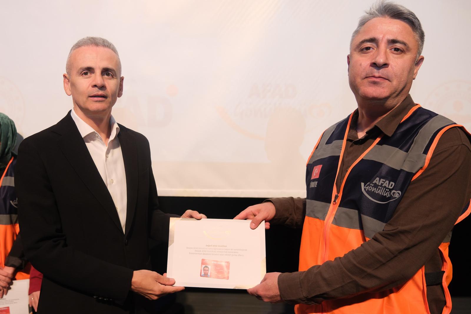 Vali Çiçekli, “AFAD Gönüllüleri Sertifika ve Kimlik Belgeleri Teslim Töreni”ne katıldı