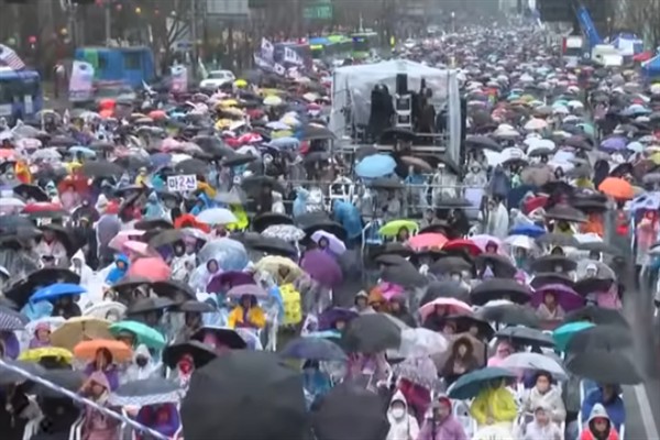 Güney Kore’de binlerce kişi başkanın görevden alınmasına protesto etti