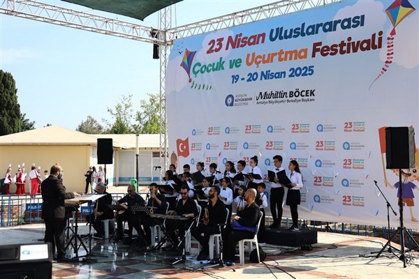 Antalyalı çocuklar 23 Nisan’ı kutladı