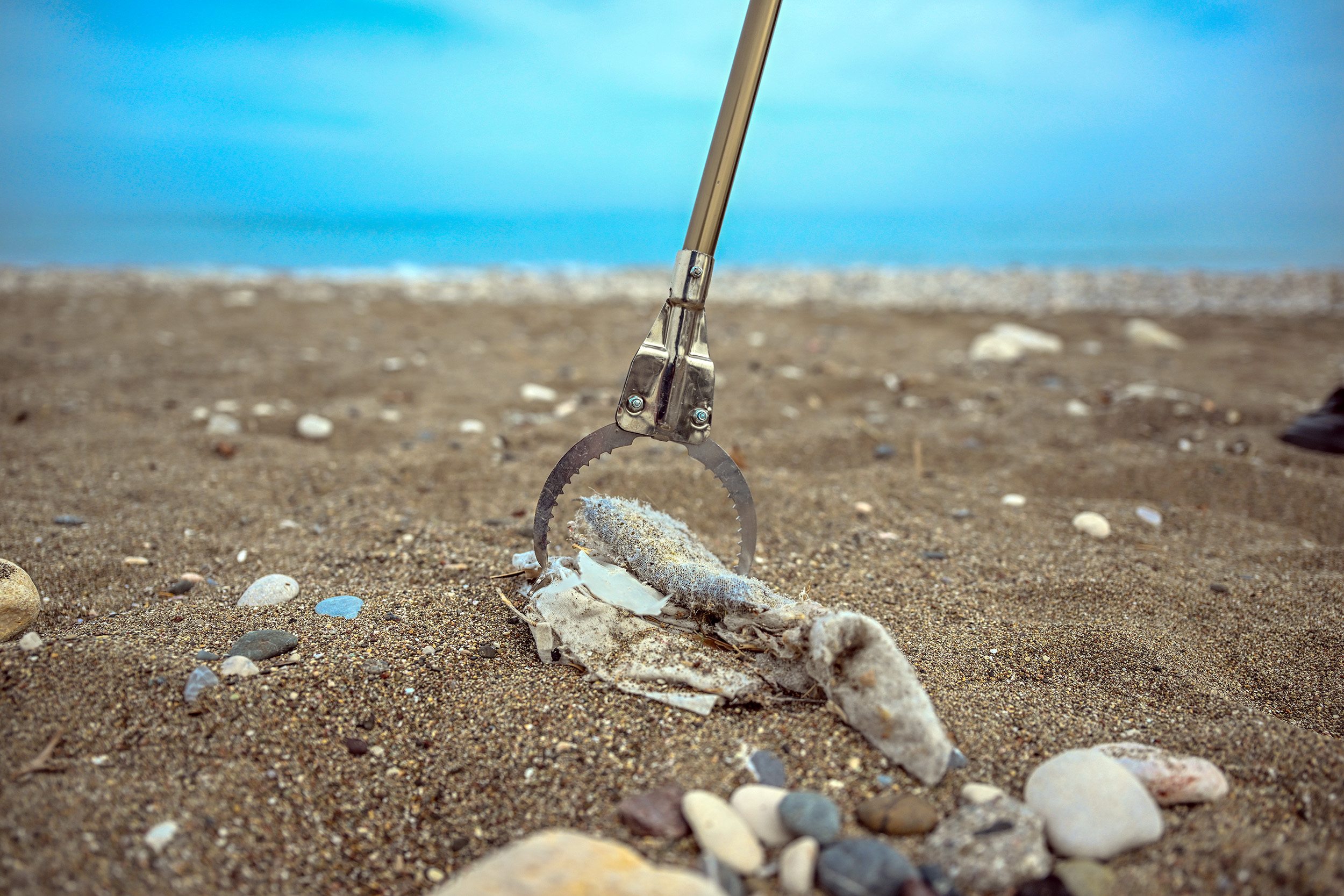 Mersin Büyükşehir Belediyesi, gönüllülerle iş birliği içinde sahil temizliği yapıyor