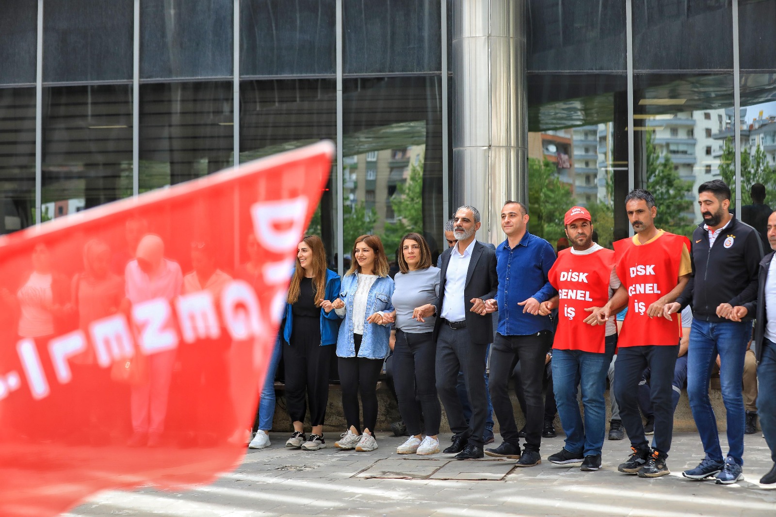 Kayapınar Belediyesi önünde 1 Mayıs İşçi Bayramı kutlaması yapıldı