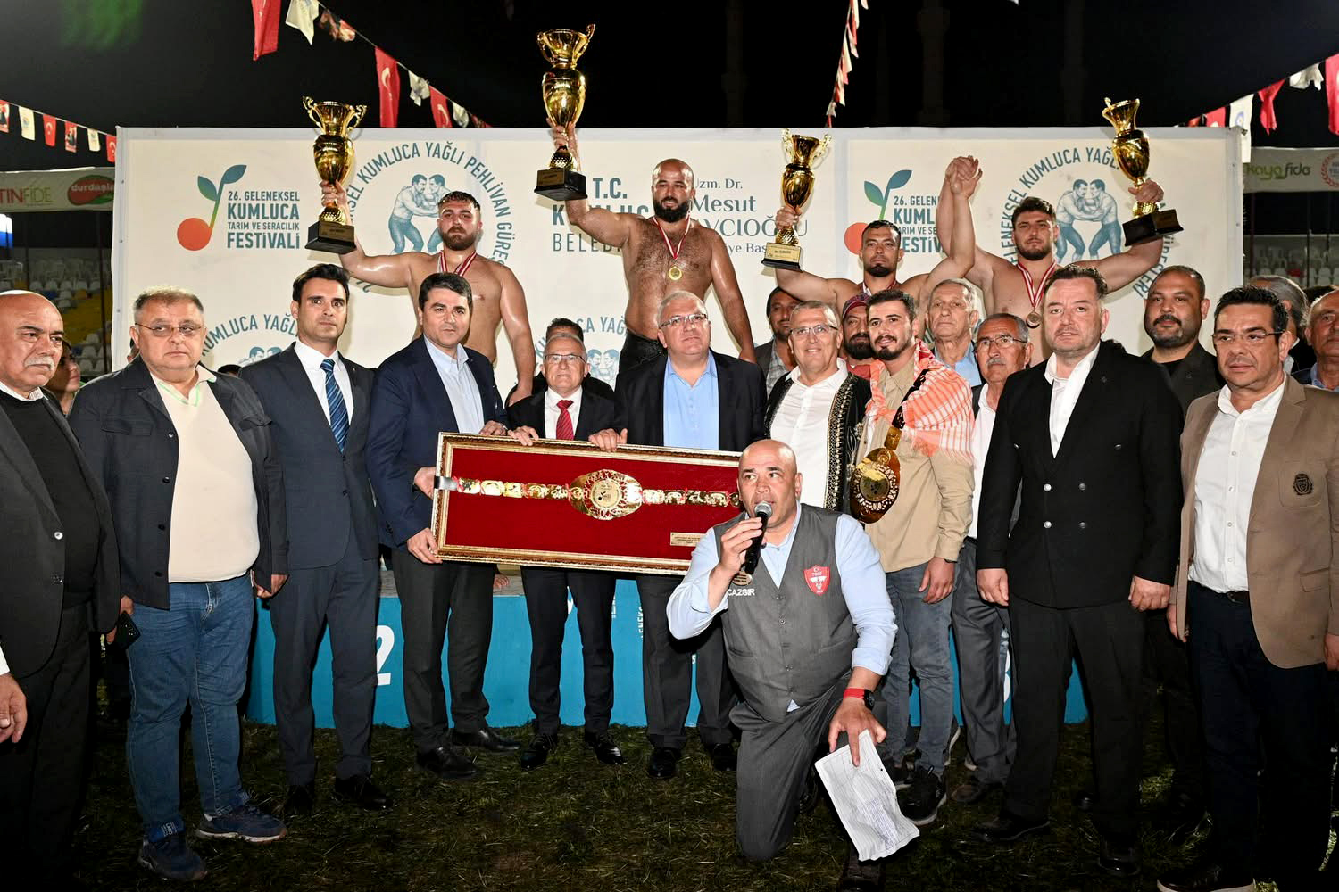 Orhan Okulu, rakibini mağlup ederek altın kemerin sahibi oldu