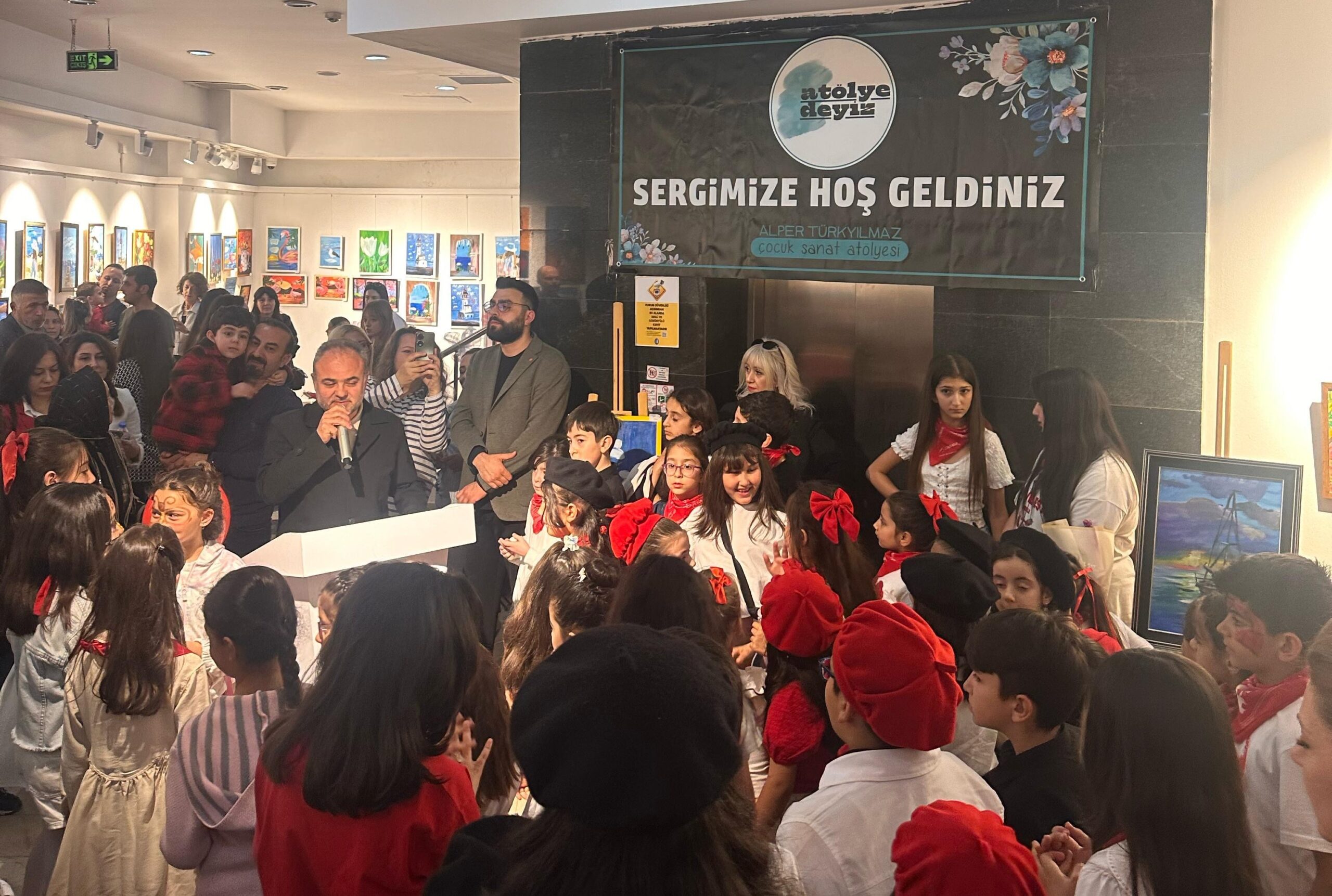 “Atölyedeyiz Çocuk Sanat Topluluğu” Resim Sergisi Açıldı