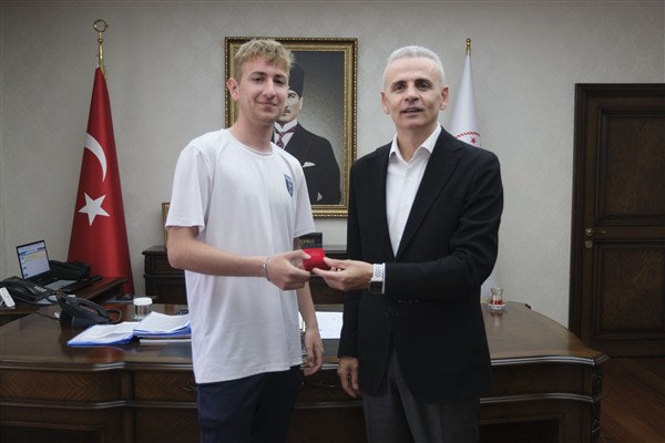 Vali Çiçekli, şampiyonalarda dereceye giren sporcuları ağırladı