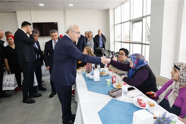 Vali Köşger, huzurevi sakinleri ve şehit aileleriyle bayramlaştı