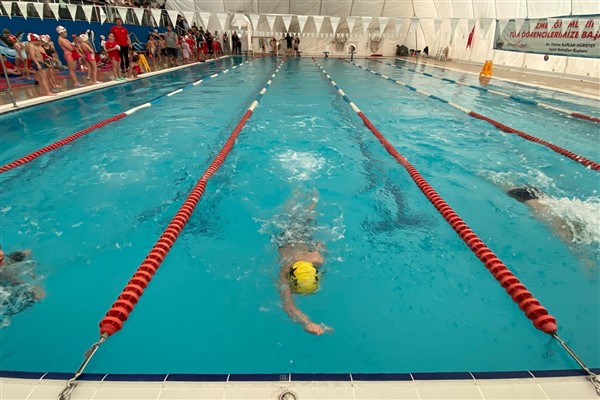 İzmit Belediyesinden 23 Nisan’a özel yüzme yarışı