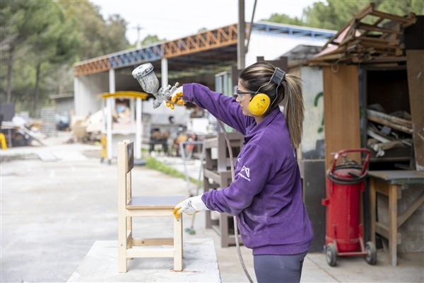 Mersin Büyükşehir Geri Dönüşüm Atölyesi’nde atıl malzemeler yeniden değerlendiriliyor