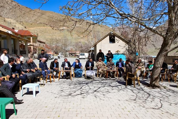 Hakkari Valisi Çelik, Çanaklı Köyü’nde vatandaşlarla buluştu
