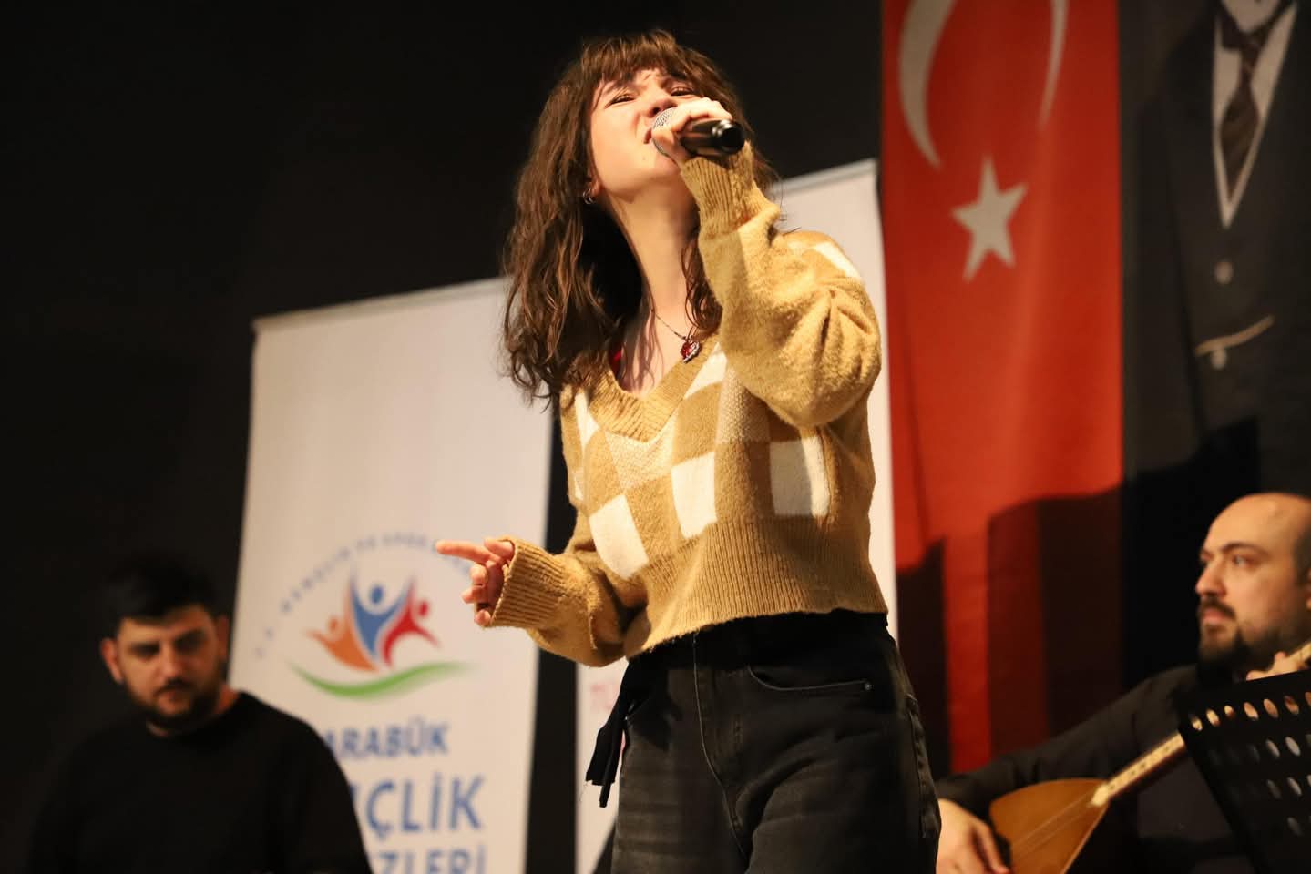 Gençler Arası Kültür ve Sanat Yarışmaları, “Sahne Sırası Sende” ses yarışmasıyla başladı