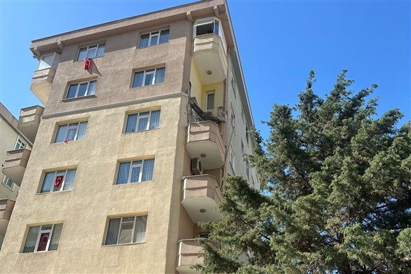 Kadıköy Belediyesi’nden balkonu çöken bina hakkında açıklama