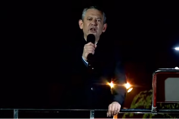 Guardian: Özel, Starmer’ı İmamoğlu’nun tutuklanmasını görmezden geldiği için eleştirdi