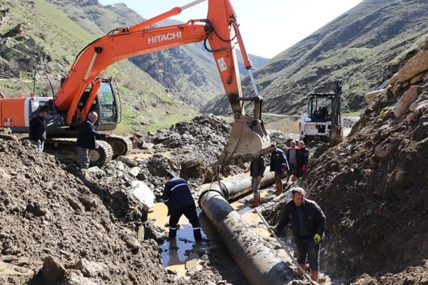 Bitlis’te heyelan sonrası su hattında onarım çalışmaları sürüyor