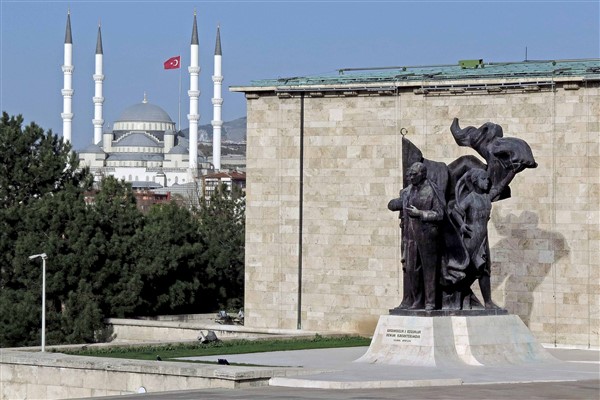 TBMM Başkanı Kurtulmuş, Atatürk Anıtı’na çelenk bıraktı