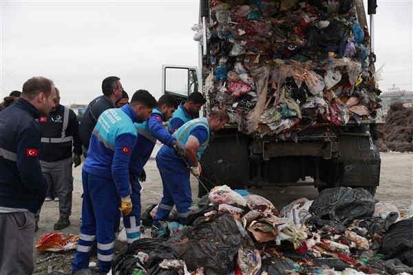 Bağcılar’da bir vatandaşın yanlışlıkla çöpe attığı çanta bulundu